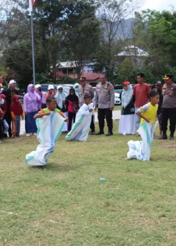 Keseruan dan Gelak Tawa Warnai Lomba Lari Karung Porseni HUT RI ke-80 yang digelar Polres Enrekang 