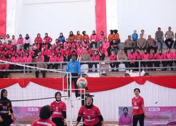 Kapolrestabes Makassar dan Ketua Bhayangkari Cabang Kota Besar Makassar Saksikan Babak Final Turnamen Voli HKGB