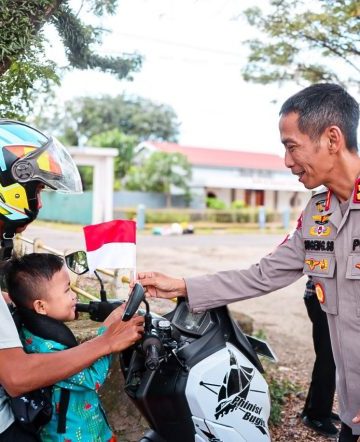 Semarak Kemerdekaan RI ke-80, Kapolres Bone Bagikan Bendera Merah Putih kepada Pengendara