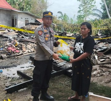 Kapolsek Sabbang Respon Cepat Kebakaran, Salurkan Bantuan untuk Korban di Desa Tete Uri
