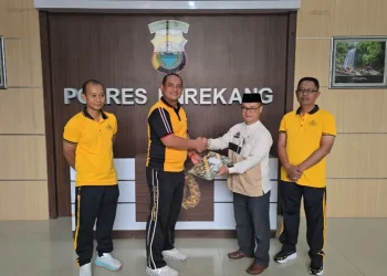 Jumat Berkah, Enrekang Police Care Berikan Tali Asih Kepada Adik Azmiarti