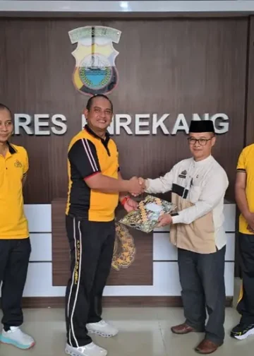 Jumat Berkah, Enrekang Police Care Berikan Tali Asih Kepada Adik Azmiarti