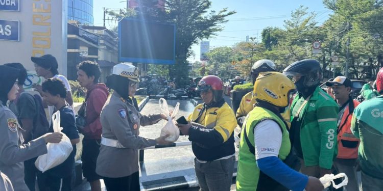 Momen HUT Ke-70 Satlantas Polrestabes Makassar Bagi-Bagi Sembako dan Edukasi Keselamatan