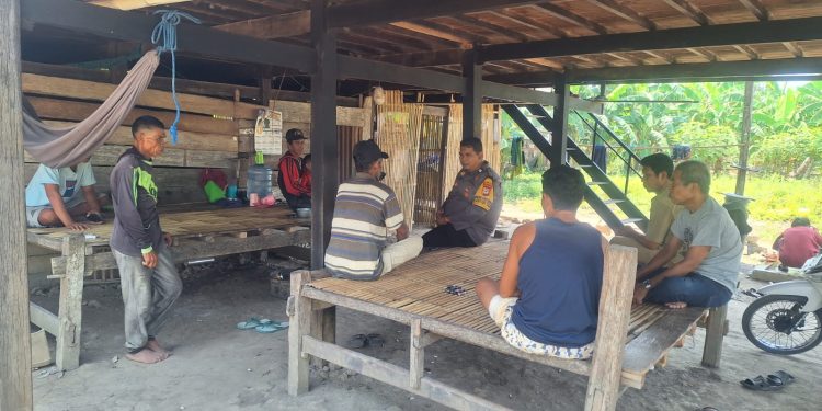 Bhabinkamtibmas Siwolong Polong Sambang Warga Bersama Kepala Desa