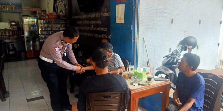 Polantas Bone Ajak Masyarakat Tertib Berlalu Lintas Lewat Program Polantas Menyapa