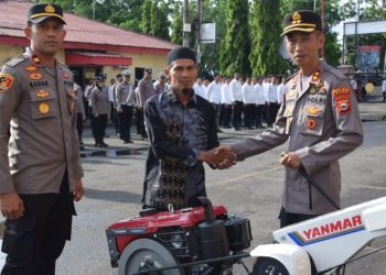 Penyerahan Alsintan oleh Kapolres Bone kepada Kelompok Tani “Subur Sejahtera”