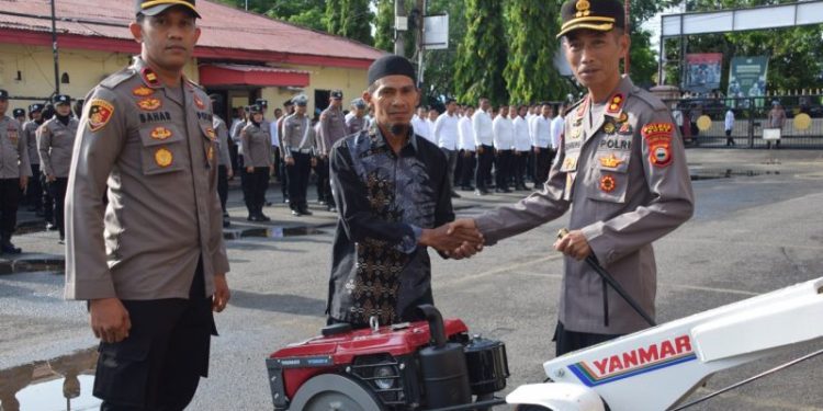 Penyerahan Alsintan oleh Kapolres Bone kepada Kelompok Tani “Subur Sejahtera”
