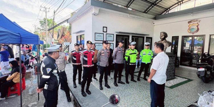 Personel Polres Tana Toraja Amankan Car Free Day di Plaza Kolam Makale