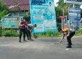 Cegah Kecelakaan, Sat Samapta Polres Sinjai Bersihkan Batu Kerikil Yang Berceceran di Jalan