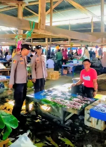 Polisi Sapa Warga, Wujud Kepedulian Polsek Pammana Jaga Keamanan di Pasar Kampiri