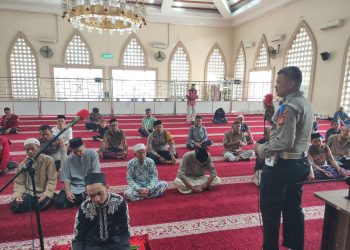 Safari Memakmurkan Masjid, Polres Pelabuhan Makassar Ajak Warga Perkuat Iman dan Jaga Lingkungan