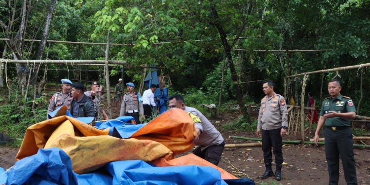Viral di Media Sosial, Kapolres Maros Bersama Dandim 1422 Maros Pimpin Pembongkaran Arena Sabung Ayam di Tanralili