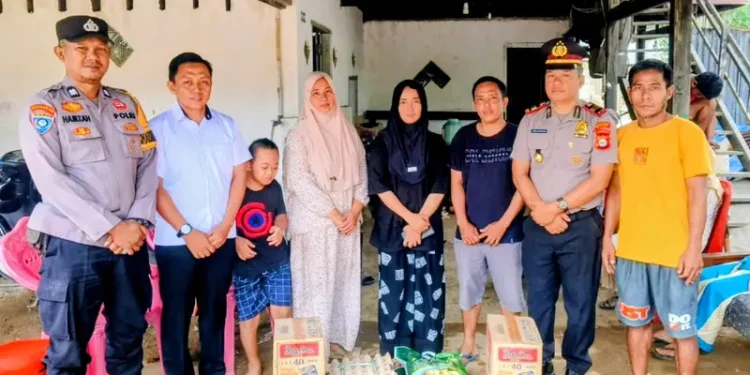 Kapolsek Belawa Dukung Warga Terdampak Kebakaran di Desa Ongkoe dengan Bantuan dan Himbauan Kamtibmas