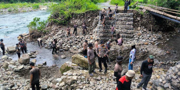 Brimob Polda Sulsel Bangun Jembatan Darurat di Kab. Barru, Bantu Akses Masyarakat