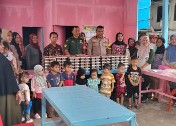Bhabinkamtibmas Polsek Suppa Pantau Pemberian Makan Bergizi Gratis di Posyandu Desa Lero