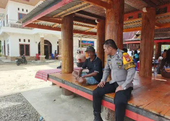 Bhabinkamtibmas Polsek Saluputti Sambangi Warga Lembang Pali, Sampaikan Imbauan Kamtibmas