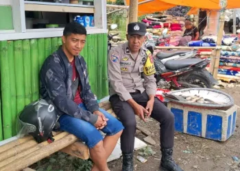 Bhabinkamtibmas Polsek Mengkendek Sambangi Warga Uluway Timur, Sampaikan Imbauan Kamtibmas