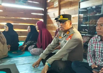 Kapolsek Alla dan Personel Sambangi Rumah Duka, Wujudkan Polri Humanis