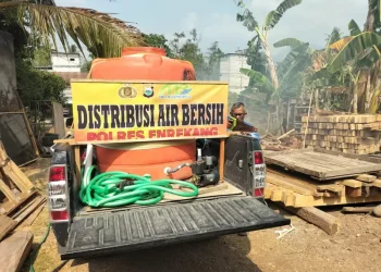 Sebelum Salurkan Air Bersih, Aipda Eko Purnomo Pastikan Kendaraan Siap Beroperasi