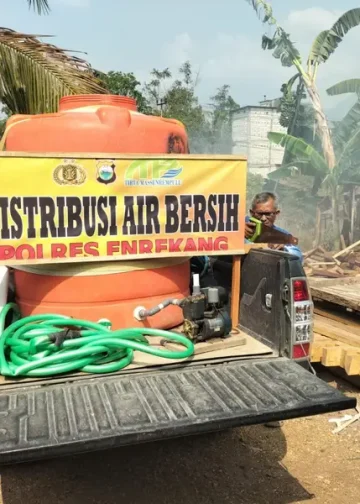 Sebelum Salurkan Air Bersih, Aipda Eko Purnomo Pastikan Kendaraan Siap Beroperasi