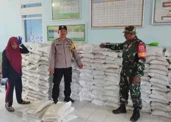 Bhabinkamtibmas Pantau Penyaluran Bantuan Pangan Pemerintah di Kelurahan Sibatua